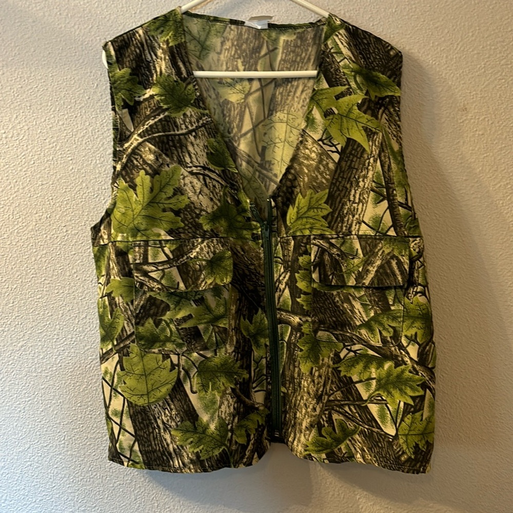 Spirit Halloween camo zip up vest one size